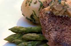 Peppered steak with mushroom sauce and steamed asparagus