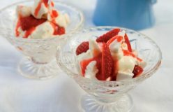 Strawberries with meringue and yoghurt
