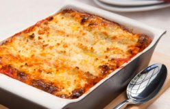 Baked spinach and ricotta cannelloni with tomato sauce